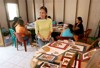 Tarjetas de regalo florales en el jardín
