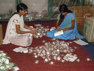 Brazalete de bronce hecho a mano con detalle de vid- Comercio justo-India
