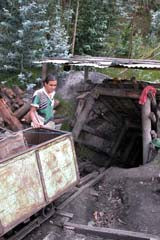 Colgante de Hoja de Carbón Tallado a Mano -Comercio Justo-Colombia