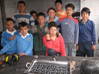 Colgante de mono de carbón tallado a mano- Colombia