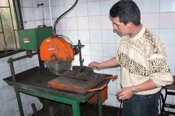 Colgante de gota de lluvia de carbón tallado a mano- Colombia