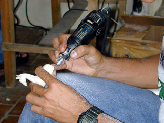 Figura de nuez de Tagua de cocodrilo tallada a mano - Comercio Justo-Ecuador