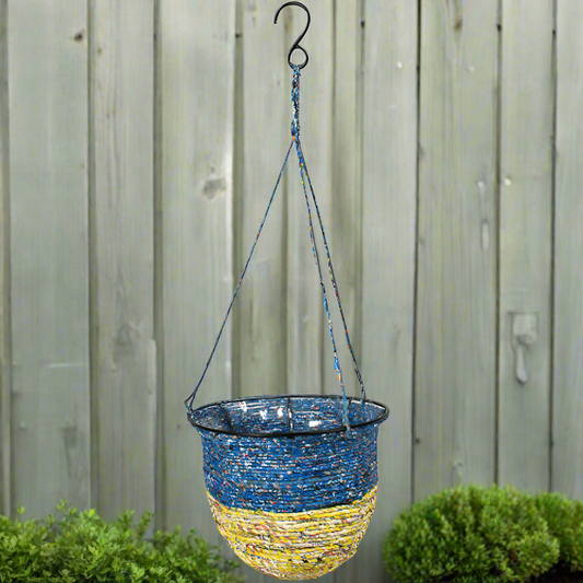 Cesta colgante hecha de envoltorios de caramelos reciclados - Comercio Justo