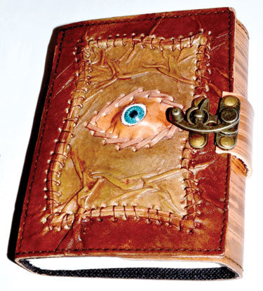 Libro en blanco de cuero All Knowing Eye con pestillo