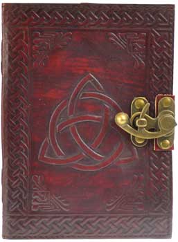 Libro en blanco de cuero Triquetra con pestillo