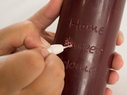 Juego de talla de madera y velas.