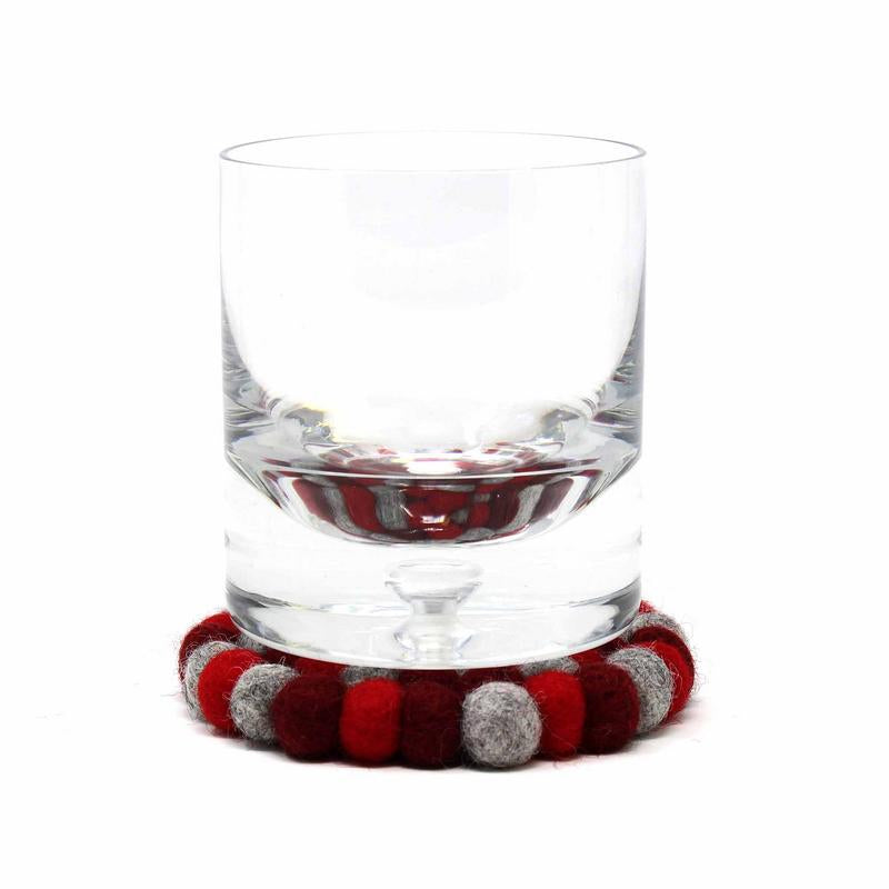 Posavasos de bolas de fieltro hechos a mano de Nepal: paquete de 4, Chakra Reds - Global Groove (T)