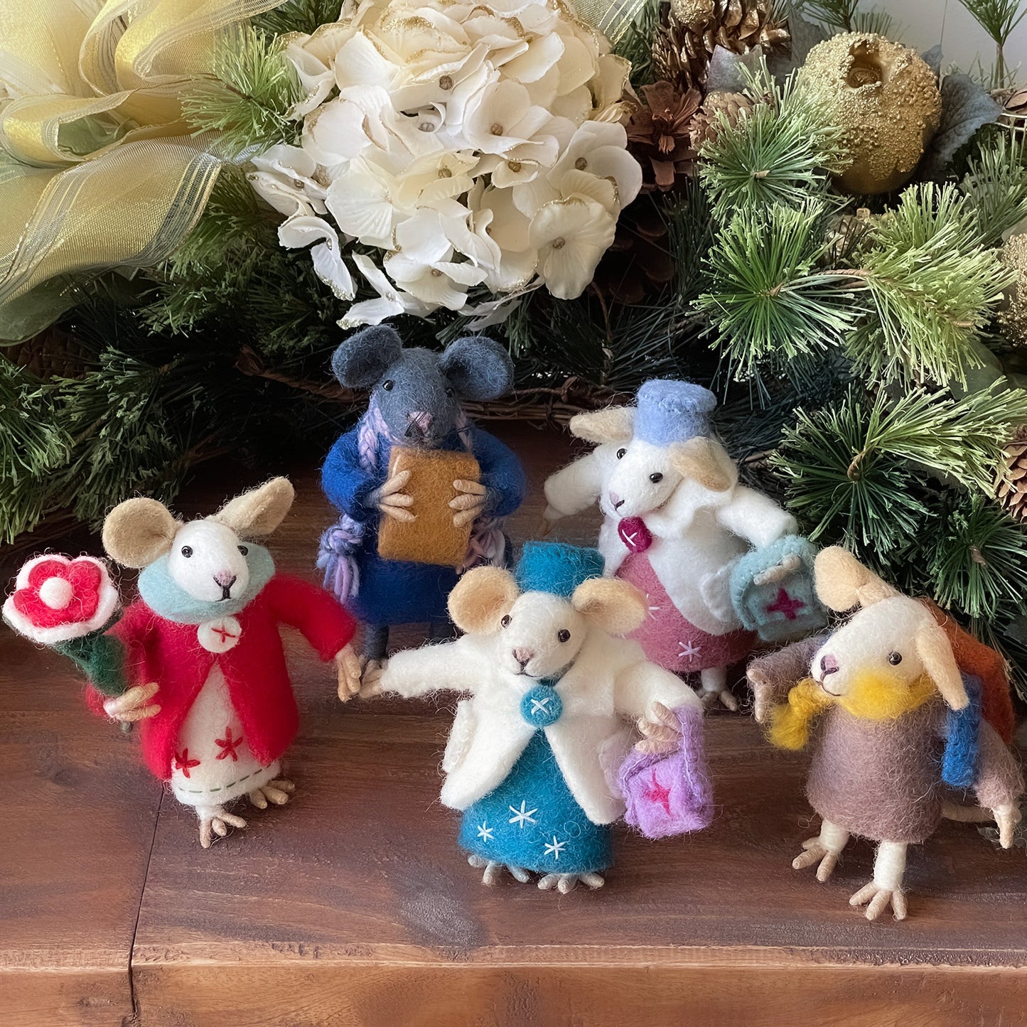 Familia de ratones- Coleccionables de fieltro hechos a mano- Conjunto de cinco