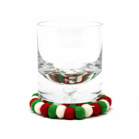 Posavasos de bolas de fieltro hechos a mano de Nepal: paquete de 4, blanco navideño multicolor - Global Groove (T)