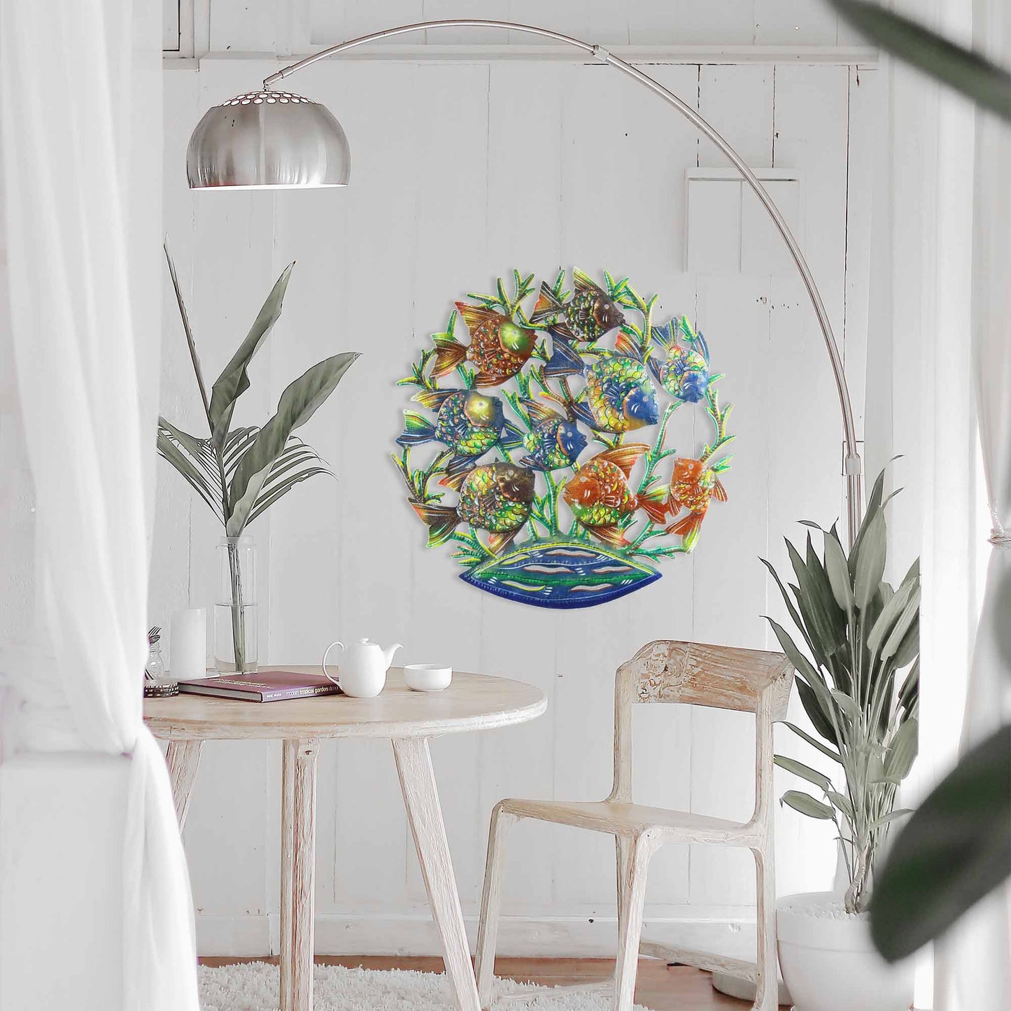 Arte de pared de metal con banco de peces pintado de 24 pulgadas - Croix des Bouquets