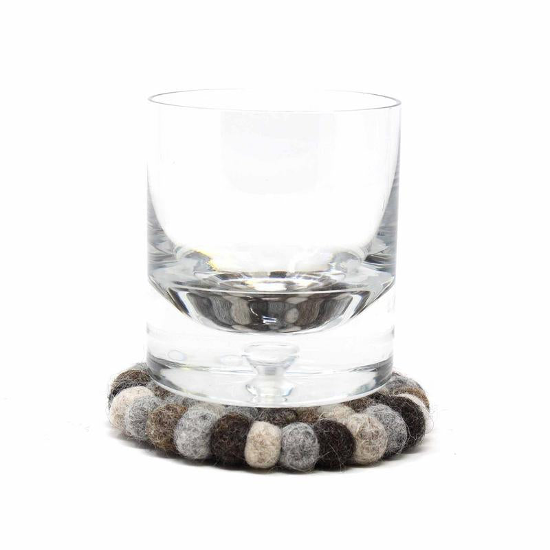 Posavasos de bolas de fieltro hechos a mano en Nepal: paquete de 4, gris unicolor - Global Groove (T)
