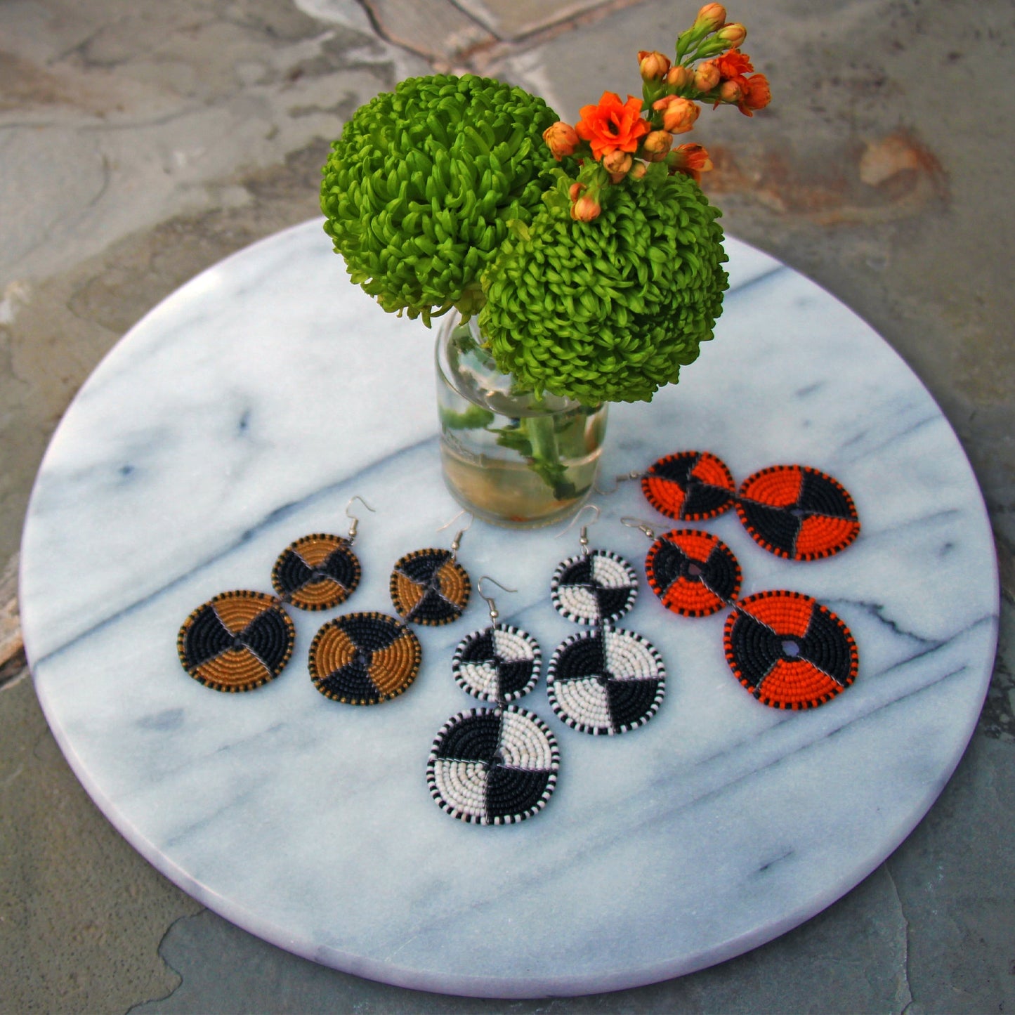 Pendientes colgantes de doble círculo con cuentas masai, blanco y negro