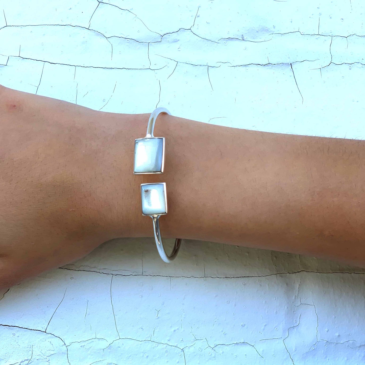 Pulsera tipo puño, madreperla cuadrada