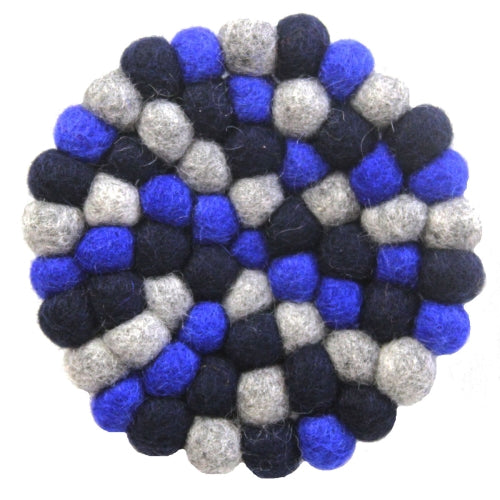 Salvamanteles de bolas de fieltro hechos a mano en Nepal: redondos, azules oscuros - Global Groove (T)