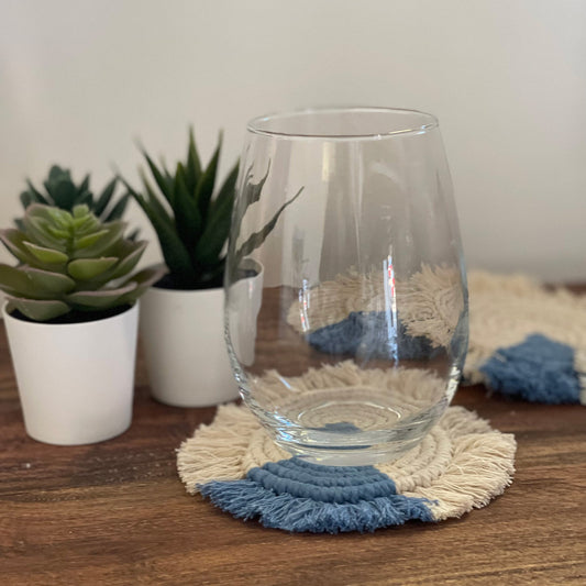 Posavasos de macramé en azul con flecos. Juego de 4