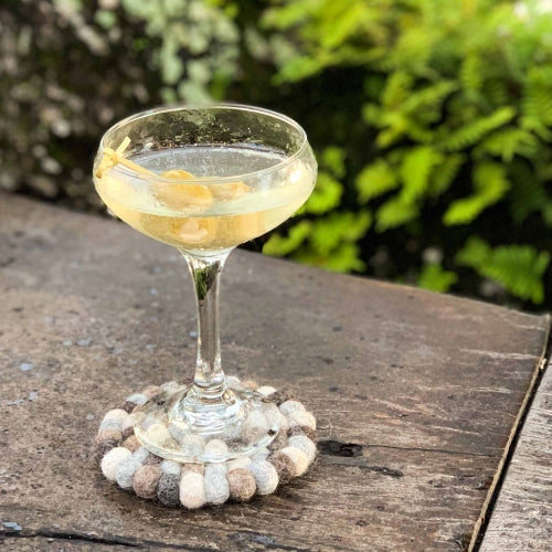 Posavasos de bolas de fieltro hechos a mano de Nepal: paquete de 4, grises multicolores - Global Groove (T)