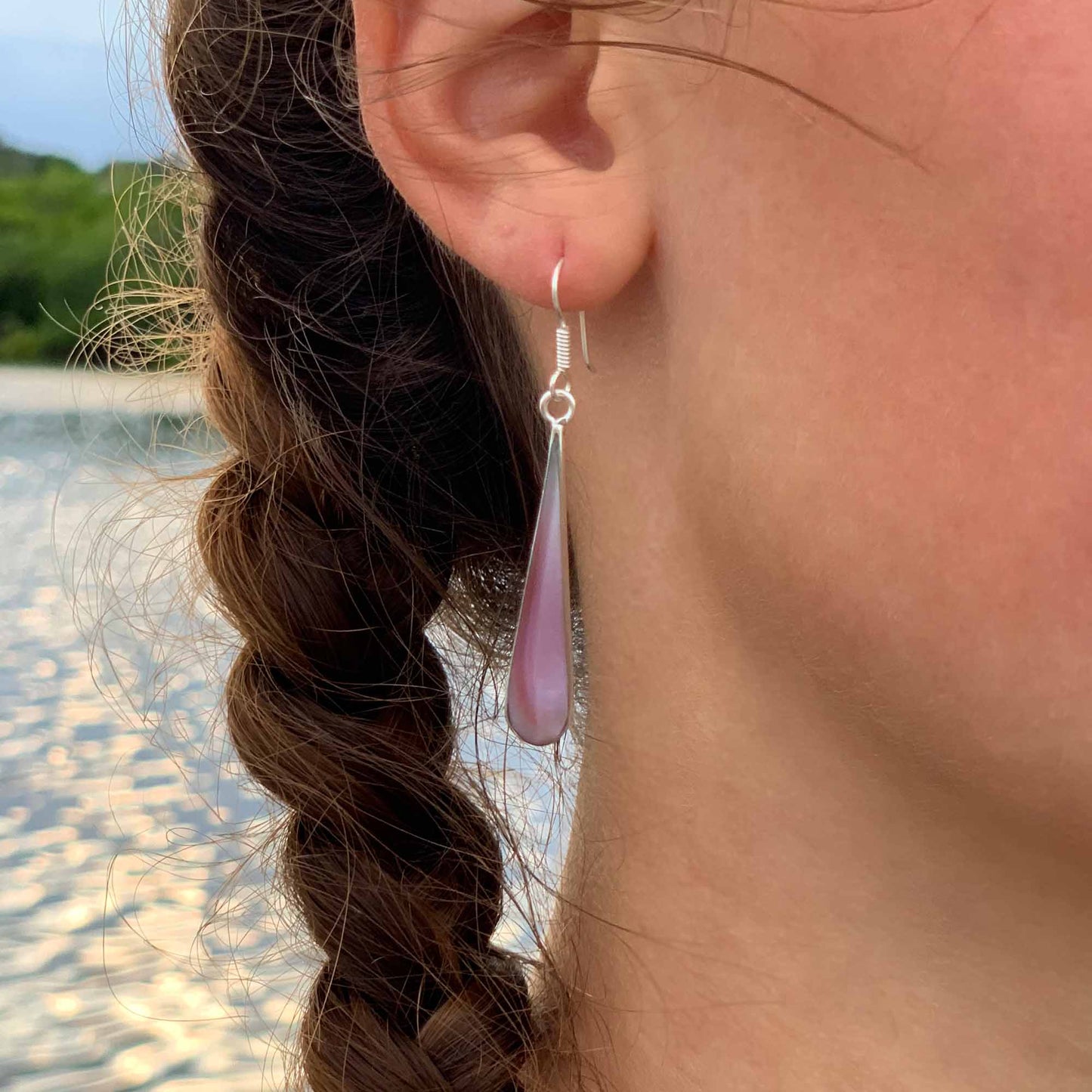 Pendientes Lágrima Alargada de Alpaca Plata y Concha de Almeja Rosa