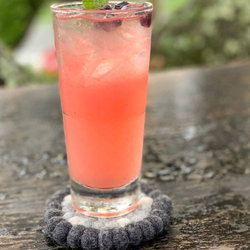 Posavasos de bolas de fieltro hechos a mano de Nepal: paquete de 4, flor negro/gris - Global Groove (T)