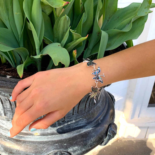 Pulsera de mariposas de concha de abulón y plata hecha a mano
