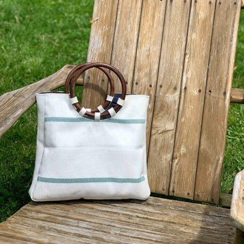 Bolsa con mango de madera reciclada para manguera de bomberos, color blanco