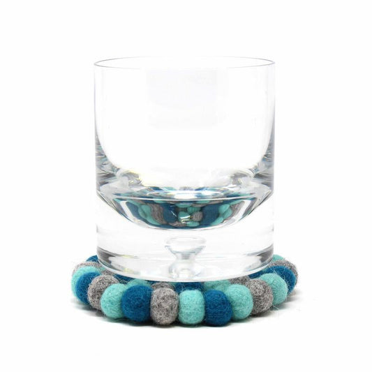 Posavasos de bolas de fieltro hechos a mano de Nepal: paquete de 4, Chakra Light Blues - Global Groove
