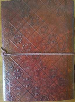 Libro en blanco de cuero con forma de corazón de 5" x 7" con cordón