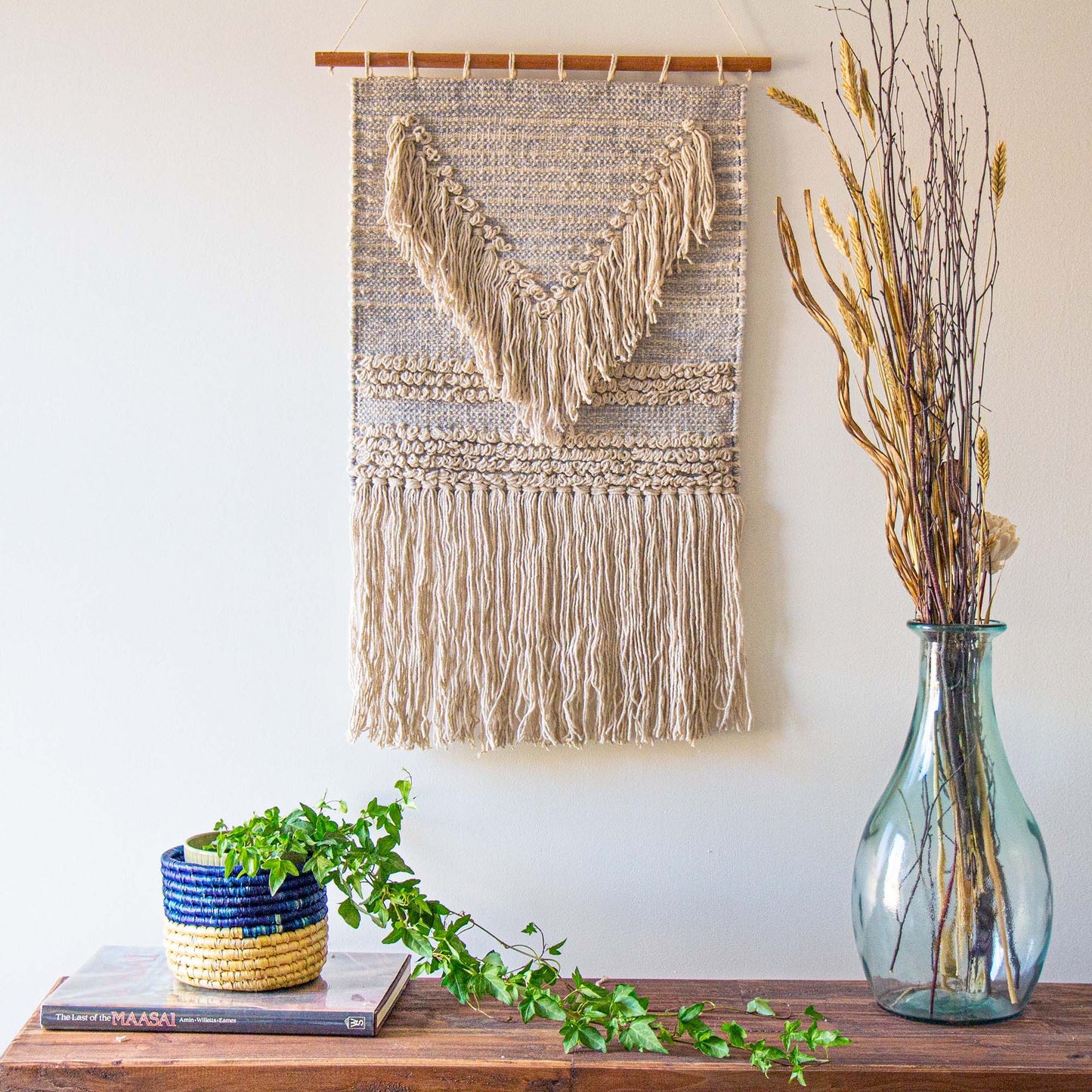 Colgante de pared Boho tejido a mano, gris azul con flecos crema