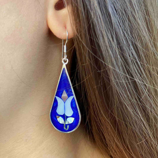 Pendientes hechos a mano de plata de alpaca y lágrima de abulón- Tulipanes azules