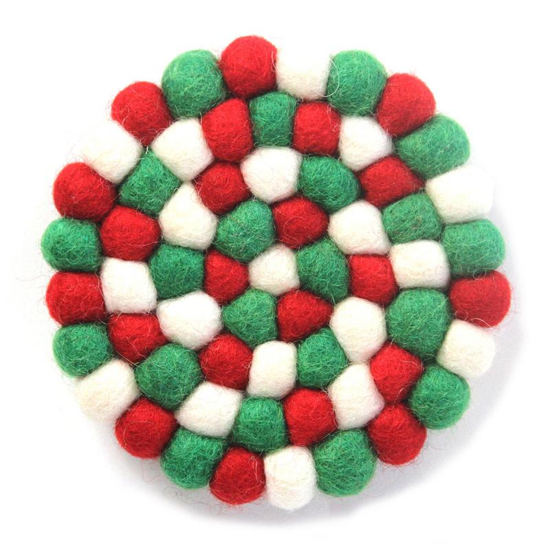 Posavasos de bolas de fieltro hechos a mano de Nepal: paquete de 4, blanco navideño multicolor - Global Groove (T)
