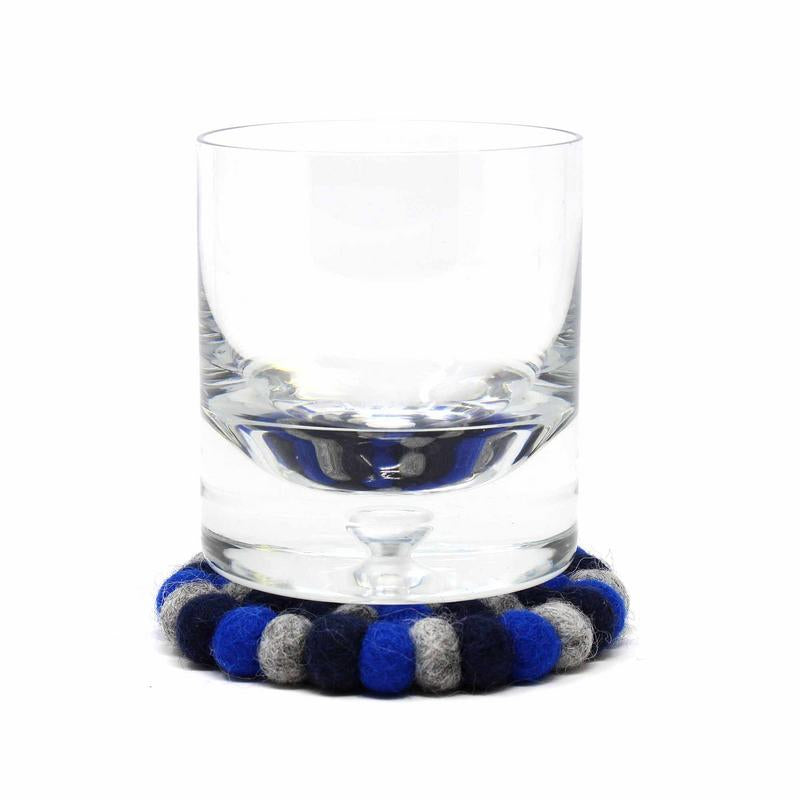 Posavasos de bolas de fieltro hechos a mano de Nepal: paquete de 4, Chakra Dark Blues - Global Groove (T)