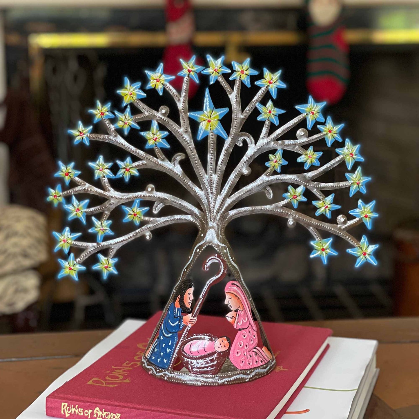 Belén haitiano de mesa con tambor de metal y estrellas fugaces azules