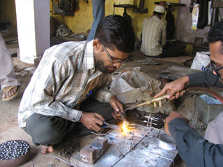 Pendientes triangulares de metal texturizado- Comercio justo- Arca de Noé- India