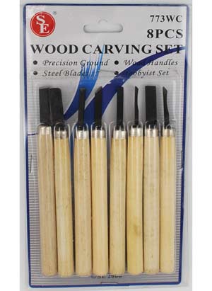 Juego de talla de madera y velas.