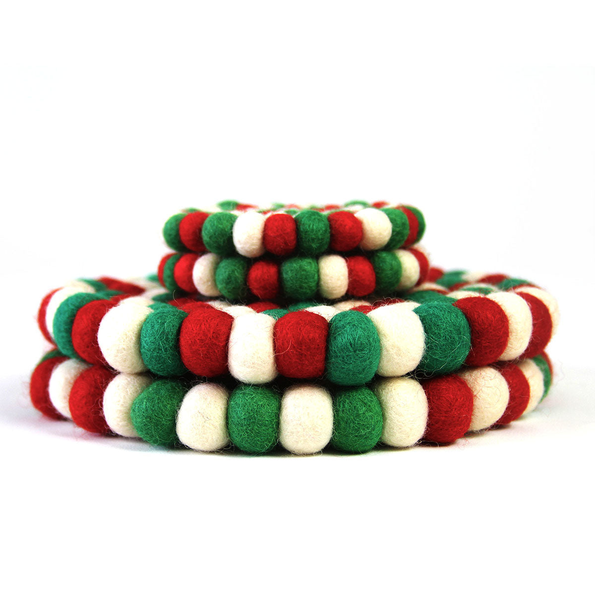 Posavasos de bolas de fieltro hechos a mano de Nepal: paquete de 4, blanco navideño multicolor - Global Groove (T)