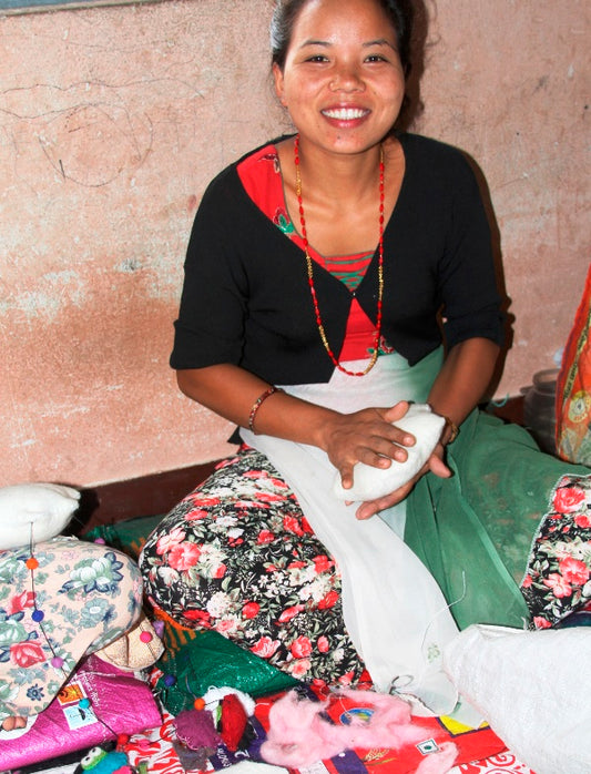 Fieltro hecho a mano en Nepal: adorno, perezoso en forma de bastón de caramelo - Global Groove