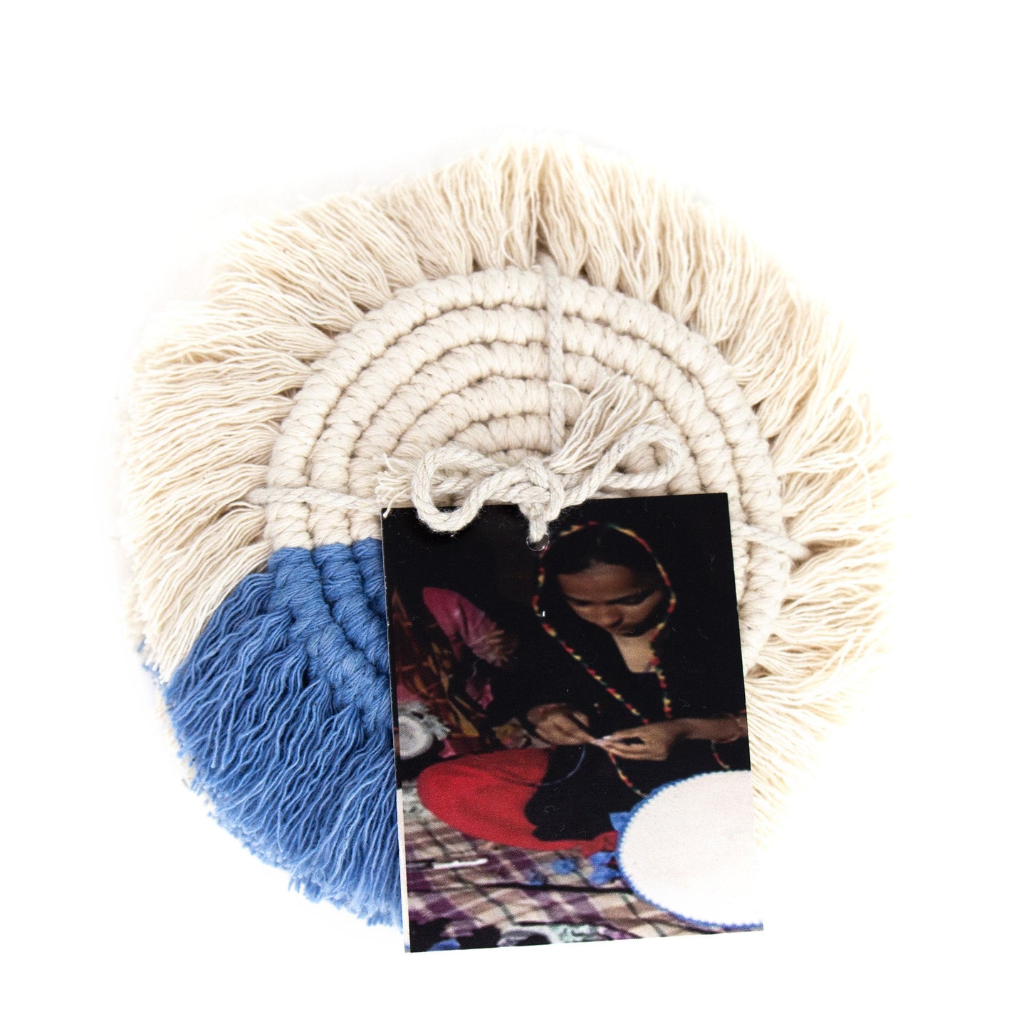Posavasos de macramé en azul con flecos. Juego de 4