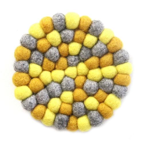 Salvamanteles de bolas de fieltro hechos a mano de Nepal: chakra redondo, amarillos - Global Groove (T)