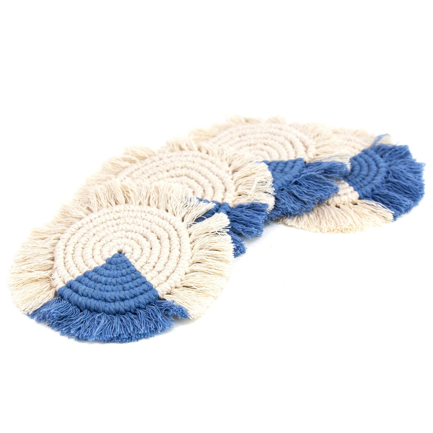 Posavasos de macramé en azul con flecos. Juego de 4