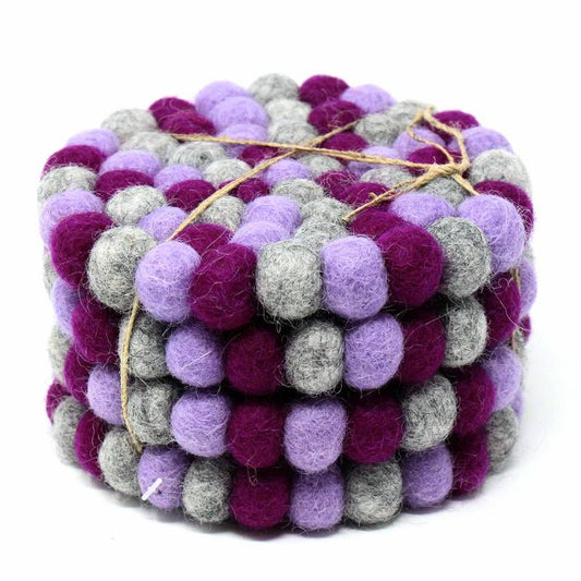 Posavasos de bolas de fieltro hechos a mano de Nepal: paquete de 4, chakras morados - Global Groove