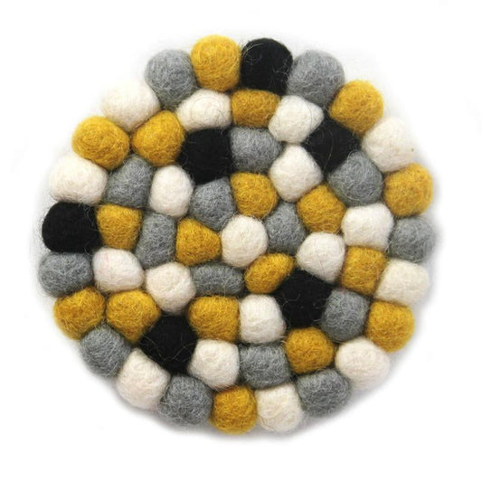 Posavasos de bolas de fieltro hechos a mano en Nepal: paquete de 4, mostaza - Global Groove (T)