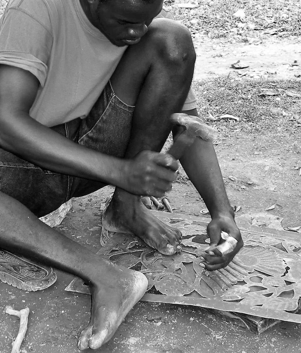 Belén haitiano de mesa con tambor de metal y animales de granero