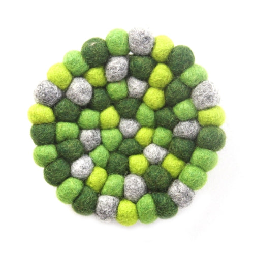 Salvamanteles de bolas de fieltro hechos a mano en Nepal: chakra redondo, verdes - Global Groove (T)
