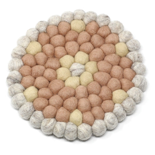 Salvamanteles de bolas de fieltro hechos a mano en Nepal: diseño de flor redonda, rosa - Global Groove (T)