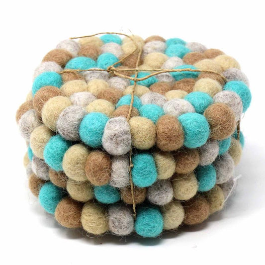 Posavasos de bolas de fieltro hechos a mano en Nepal: paquete de 4, cielo - Global Groove (T)