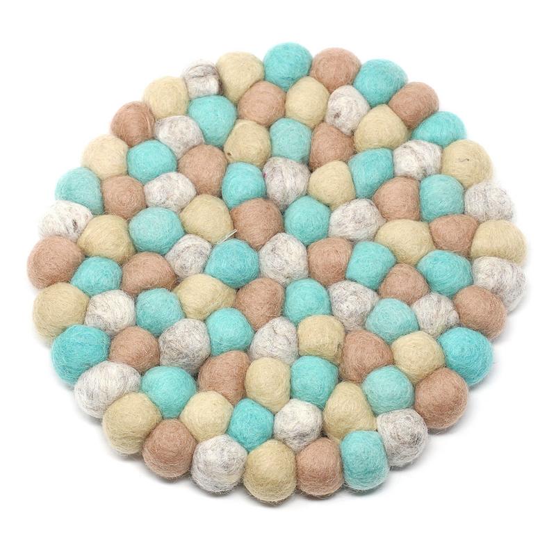 Posavasos de bolas de fieltro hechos a mano en Nepal: paquete de 4, cielo - Global Groove (T)