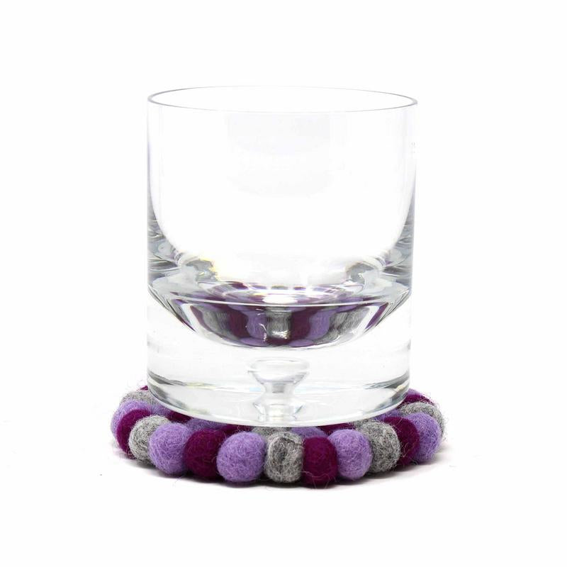 Posavasos de bolas de fieltro hechos a mano de Nepal: paquete de 4, chakras morados - Global Groove