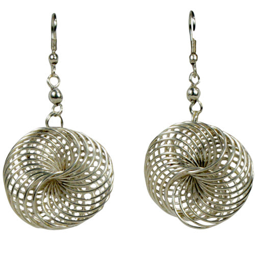 Pendientes de alambre entretejido de plata