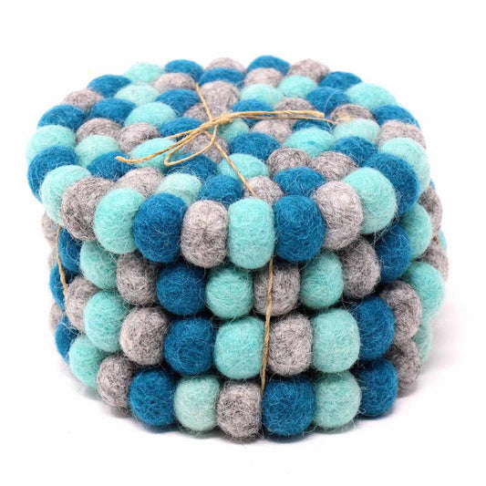 Posavasos de bolas de fieltro hechos a mano de Nepal: paquete de 4, Chakra Light Blues - Global Groove