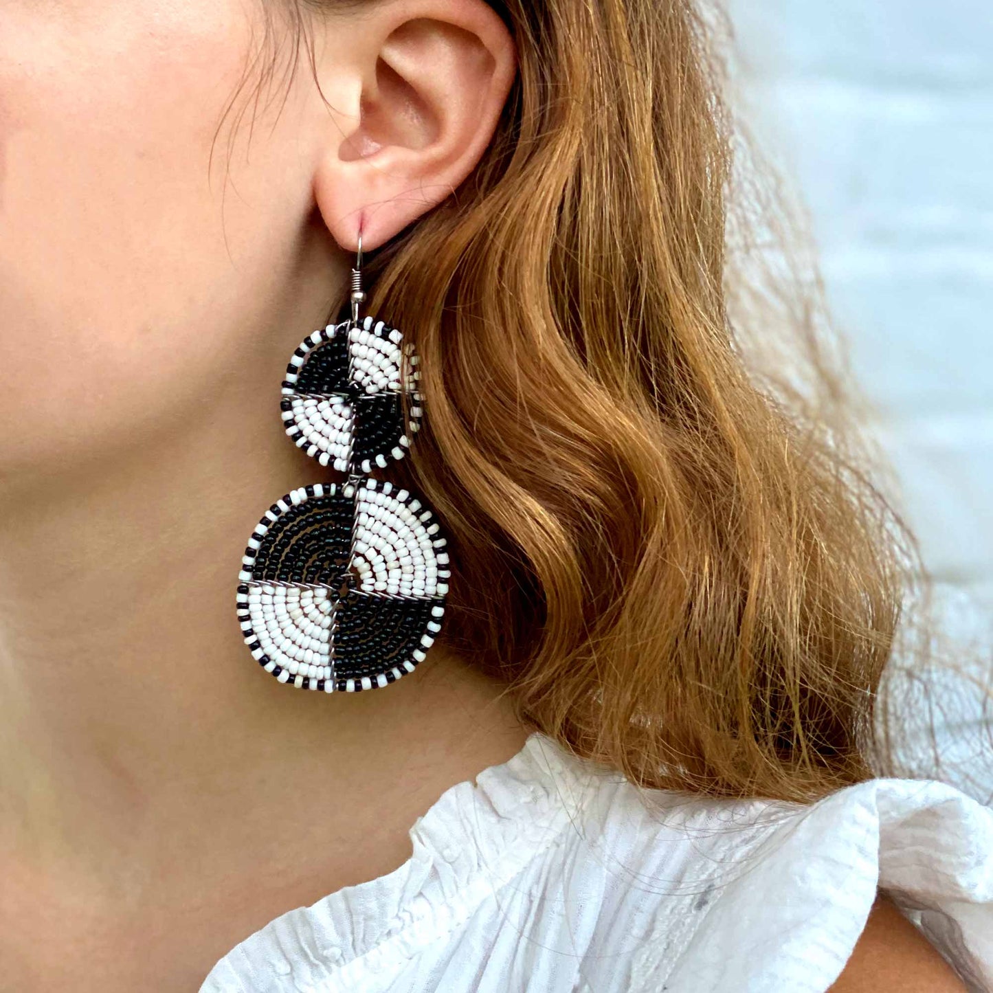 Pendientes colgantes de doble círculo con cuentas masai, blanco y negro