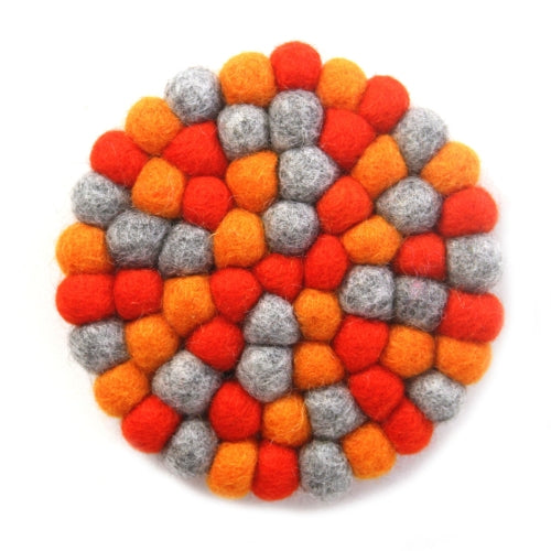 Salvamanteles de bolas de fieltro hechos a mano de Nepal: chakra redondo, naranjas - Global Groove (T)
